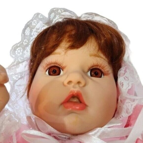 Vintage Exclusive Collector's Doll Dressed in Pink with White Lace Trim & Bonnet - Picture 9 of 12